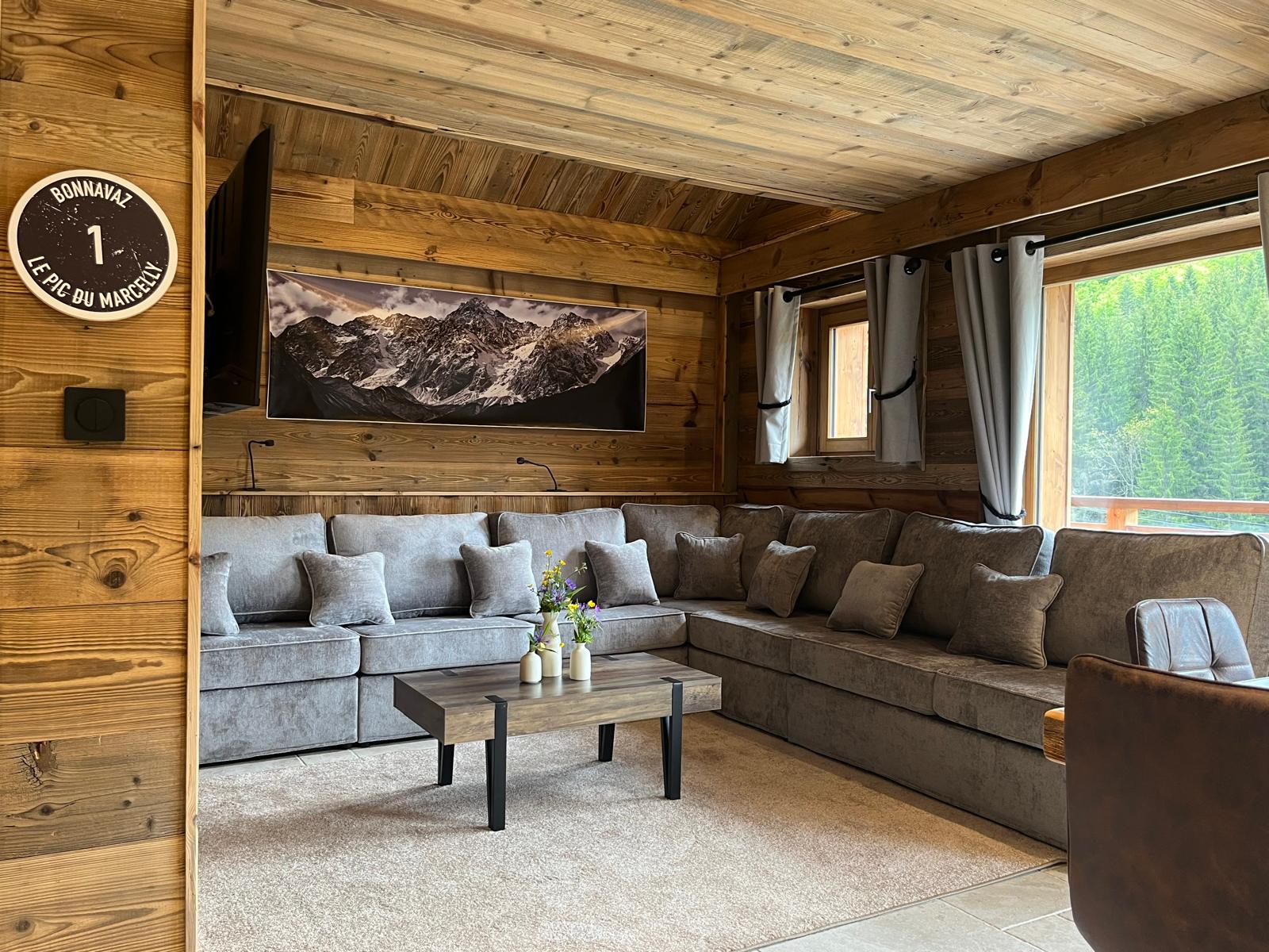 Coin lecture cosy avec fauteuils en cuir et étagère de livres, parfait pour se détendre.