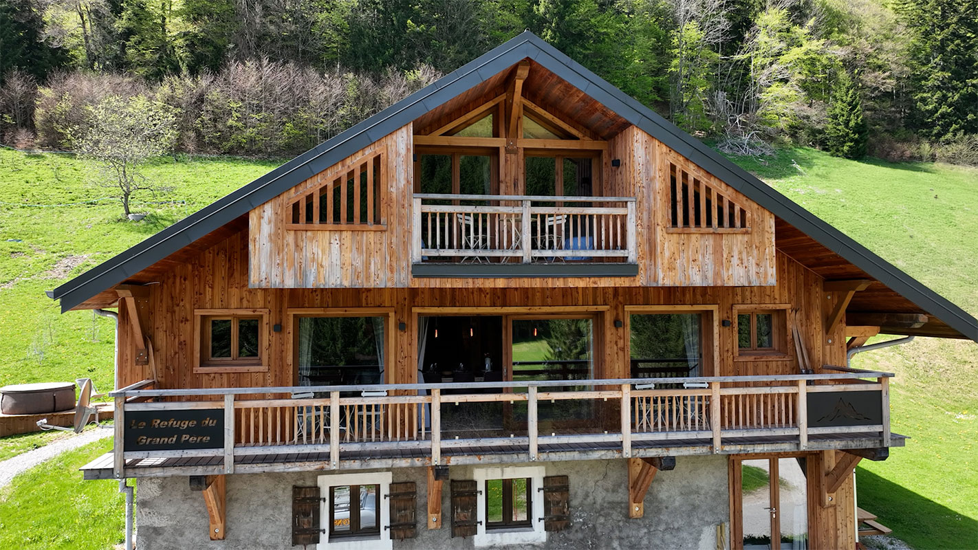 Façade du Refuge du Grand-Père, chalet en bois niché à 1200 mètres d'altitude dans le village de Bonnavaz.