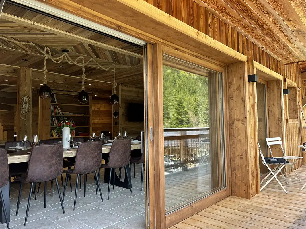 Salle à manger chaleureuse avec une table en bois de 3 mètres, idéale pour des repas conviviaux.