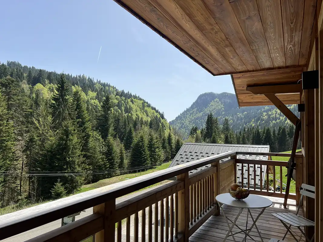Cuisine moderne équipée avec îlot central, alliant design contemporain et ambiance chalet.