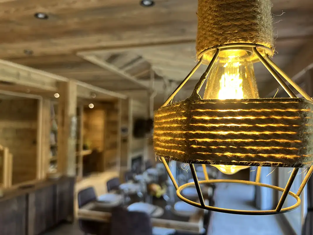 Salon chaleureux avec cheminée décorative, télévision grand écran et coin jeux.